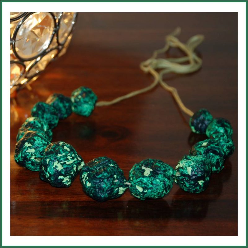 kalung dari koran bekas