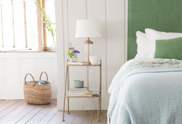 hiasan kamar meja samping kasur